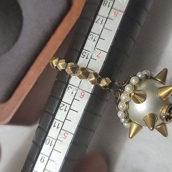 GUCCI SPIKE STUDDED SPIKED INTERLOCKING GG LOGO RING - Picture 8 of 11